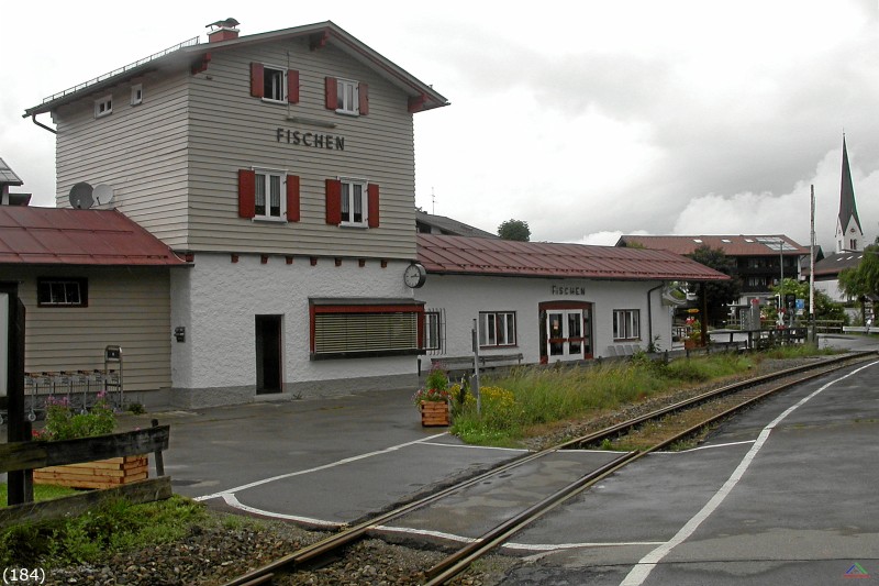 Bahn 184.jpg - Der recht schlichte Bahnhof Fischen im Allgäu.